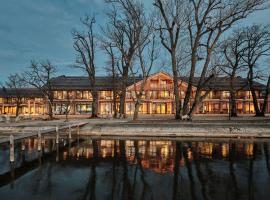 Chiemgauhof Lakeside Retreat，位于于贝尔塞的带泳池的酒店