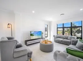 Modern 4BD Family Retreat Near Leppington