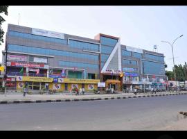 Hotel Vaishnavi Grand，位于瓦朗加尔的酒店