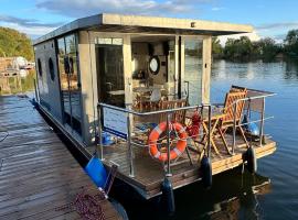 Houseboat Water Boy apartament pływający dom na wodzie łódź，位于Uraz的酒店