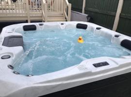 Hot Tub Accommodation North Wales Lodge，位于拉尔的酒店
