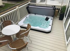 Hot Tub Accommodation North Wales Caravan，位于拉尔的酒店