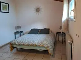 Chambre cosy et salle d'eau dans maison Mérignac Arlac