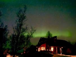 Amazing cabin in spectacular Lyngen，位于Russelv的酒店