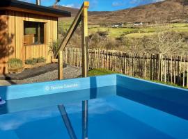 Rostrevor Mountain Lodge - Glamping Pods - Revive Sauna & Hot Tubs，位于罗斯特雷弗的酒店