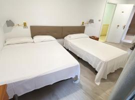 Habitaciones triple familiar HOTEL LAUAXETA，位于蒙希亚的酒店