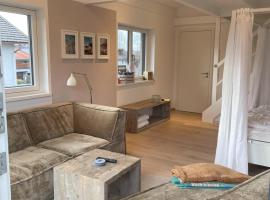 FÜNF ROSEN Boutique Apartment - Bio-Ferienwohnung am Staffelsee im Blauen Land，位于Uffing的酒店