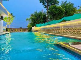 Countryside farm with luxurious swimming pool，位于古尔冈的酒店