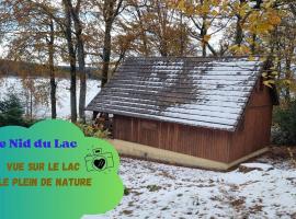 Le Nid du Lac，位于Moux-en-Morvan的木屋