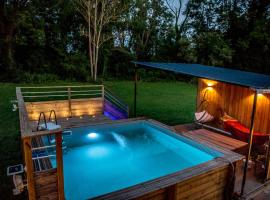 Maison de charme, piscine, jacuzzi, rivière,，位于Chigy的酒店