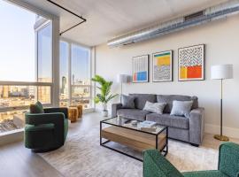 Chique Loft 10 Min from NYC with Gym, Pool & Sauna，位于泽西市的带泳池的酒店