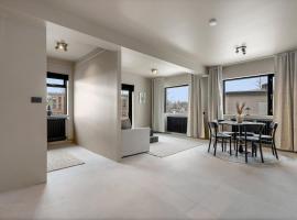 Newly renovated apartment by the sea in Hafnarfjörður，位于哈纳弗约德尔的酒店
