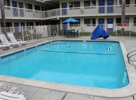 庇斯摩海滩6号汽车旅馆，位于皮斯莫比奇的酒店