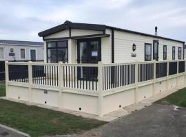Cosy Caravan With Decking At Golden Anchor Holiday Park In Skegness Ref 25055Bm，位于查珀尔圣伦纳兹的酒店