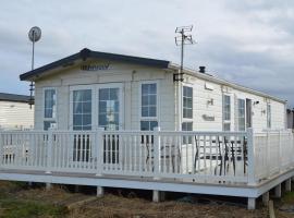 4 Berth Caravan With Full Sea View At Barmston Beach Holiday Park Ref 62047O，位于Lund的酒店