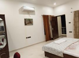 Urban Bliss- Luxury Villa- Gym, library, 5 Min DLW, 10 Min Station & BHU，位于瓦拉纳西的酒店