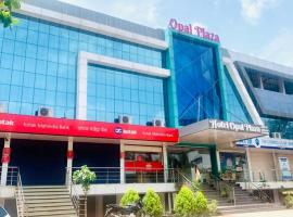 Hotel opal plaza executive，位于Waluj Buzurg的酒店