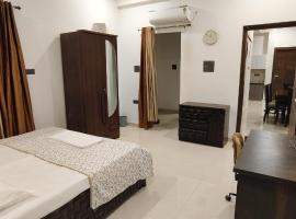 Urban Bliss - Luxury Villa, Gym, Kitchen, library, 5 Min DLW, 10 Min Station & BHU，位于瓦拉纳西的酒店