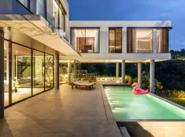 BugenVilla Bandung, 4BR, Heated Swimming Pool