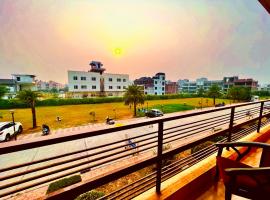 The Sapphire Resort 1,2,3 bedrooms villas available in omaxe vrindavan - A Four Star Luxury Resort，位于范兰德凡的酒店