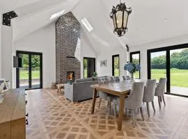 The Mist, Luxury Farm w Fireplace & Workspace