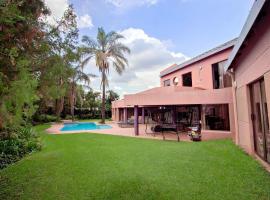 Luxury Stay in Hurlingham Mansion，位于Sandton的酒店