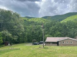 CampRV Main Lodge，位于埃尔金斯的酒店