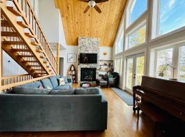 The Bear Cave Cottage at Little Kennisis Lake，位于Algonquin Highlands的酒店
