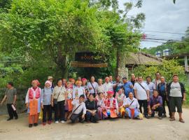Dong Que Homestay-Tours-Motorbike, Car rental, Hiking，位于河江的酒店
