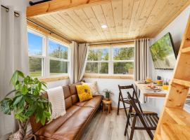 Nook at the Springs - Tiny Home , Full Kitchen，位于Fort White的小屋