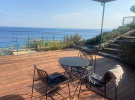 A House with A View，位于普洛马里翁的酒店