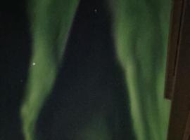 Apartment for rent just in front of the midnight sun staircase，位于Lavangen的酒店