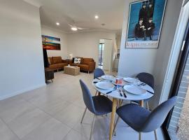 RedFlamesRetreat-Gables-Box Hill-Marayla-Family Friendly-Free Parking & Wifi，位于Annangrove的酒店