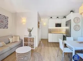 Can Alfredo, Apartamento Cala en Bosch con piscina, terraza y jardín privado
