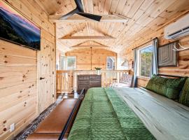 FALL COLORS! - Near Dollywood, Parkway, Biggest Zipline - Cozy Mountain Cabin with Hot Tub, Games, Hammock，位于赛维尔维尔的酒店