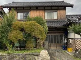 湖を望む一軒家