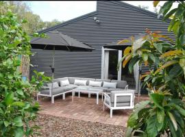 Unique Australian Shed Style House，位于邓斯伯勒的酒店