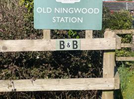 Old Ningwood Station Bed & Breakfast, Ningwood, Isle of Wight PO41 0TG，位于Shalfleet的酒店