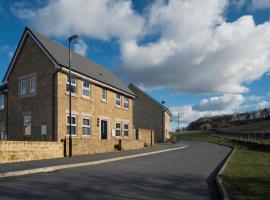 Peak District New Modern Cottage with Mountain Views，位于巴克斯顿的酒店