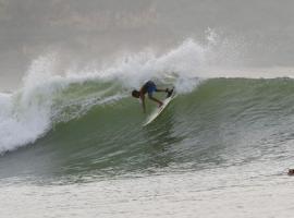 ekasboardriders surf&stay，位于Ekas的酒店