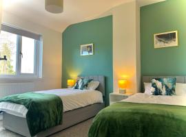 Stunning 3 Bedroom House Near Birmingham Airport and NEC，位于Sheldon的酒店