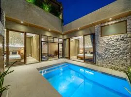 Luxury 2BDR Villa - Central Canggu - 10 min walk to beach