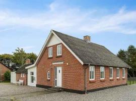 Lovely House By The Water With Cozy Courtyard，位于蒂霍尔姆的酒店