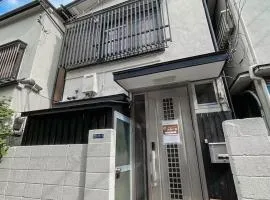 028T 大熊の家 西新宿大熊 極小ハウス 駅5分 文化学習体験 無料WiFi 個性的なバスタブ 新宿中央公園そば