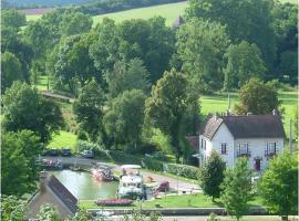 Maison de caractère au bord du canal du Nivernais，位于Châtel-Censoir的酒店