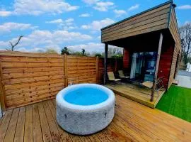 Conteneur Design Avec Jacuzzi - Bord de Forêt