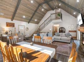 Expansive Deck w Pvt Hot Tub & Water View-Free Attraction Tickets-Cmty Indoor Pool