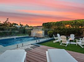Luxury Beach House - Heated Private Pool & Heated Spa - Fire Pitt - Walk to Beach & Golf，位于雪莉海滩的带按摩浴缸的酒店