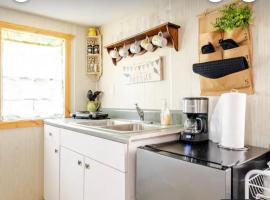 Tiny House surrounded by Florida farm beauty，位于亚凯迪亚的小屋