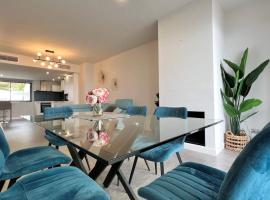 Luxury Penthouse with with amazing sea views，位于马尼尔瓦的酒店